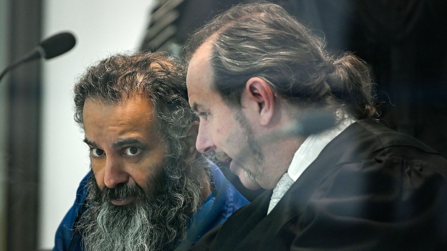 Der Angeklagte Taleb al-Abdulmohsen (l) sitzt neben Pflichtverteidiger Thomas Rutkowski in einem kugelsicheren Glaskasten im tem