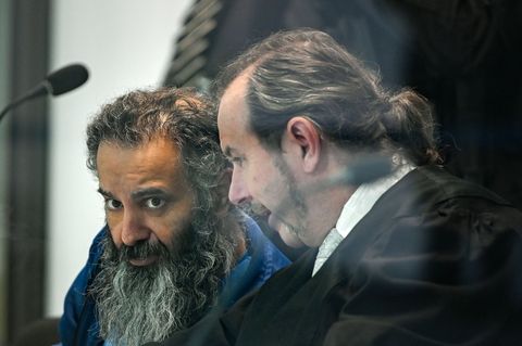 Der Angeklagte Taleb al-Abdulmohsen (l) sitzt neben Pflichtverteidiger Thomas Rutkowski in einem kugelsicheren Glaskasten im tem