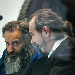 Der Angeklagte Taleb al-Abdulmohsen (l) sitzt neben Pflichtverteidiger Thomas Rutkowski in einem kugelsicheren Glaskasten im tem