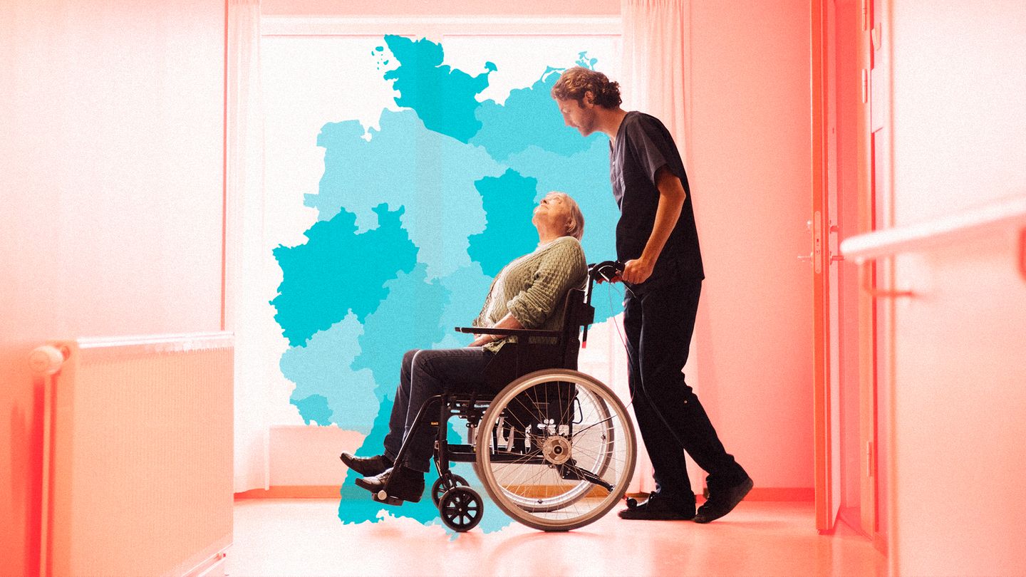 Montage: Ein Pfleger schiebt den Rollstuhl einer Patientin. Dahinter eine Deutschlandkarte.