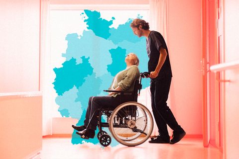 Montage: Ein Pfleger schiebt den Rollstuhl einer Patientin. Dahinter eine Deutschlandkarte.