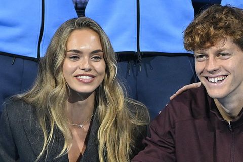 Nach seinem Sieg der ATP Finals 2025 in Turin am Sonntag posierte Jannik Sinner neben Laila Hasanovic für die Fotografen.