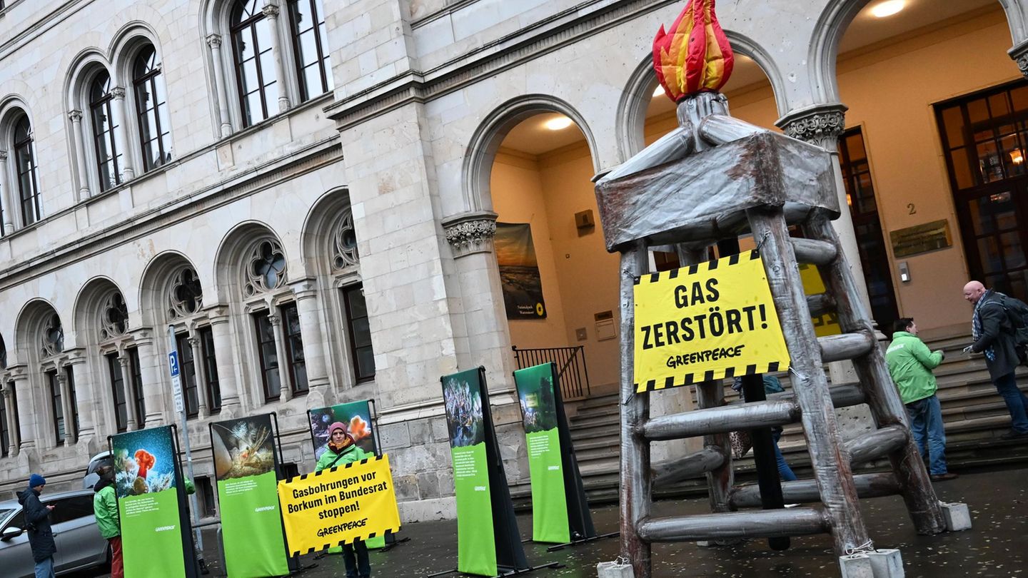 Vor dem Umweltministerium machen Greenpeace-Aktivisten mit einem Bohrturm-Protest auf die umstrittene Gasförderung vor Borkum au