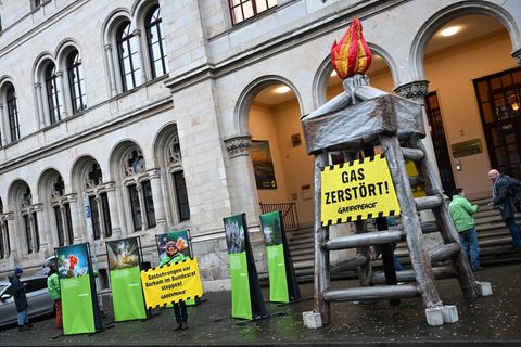 Vor dem Umweltministerium machen Greenpeace-Aktivisten mit einem Bohrturm-Protest auf die umstrittene Gasförderung vor Borkum au
