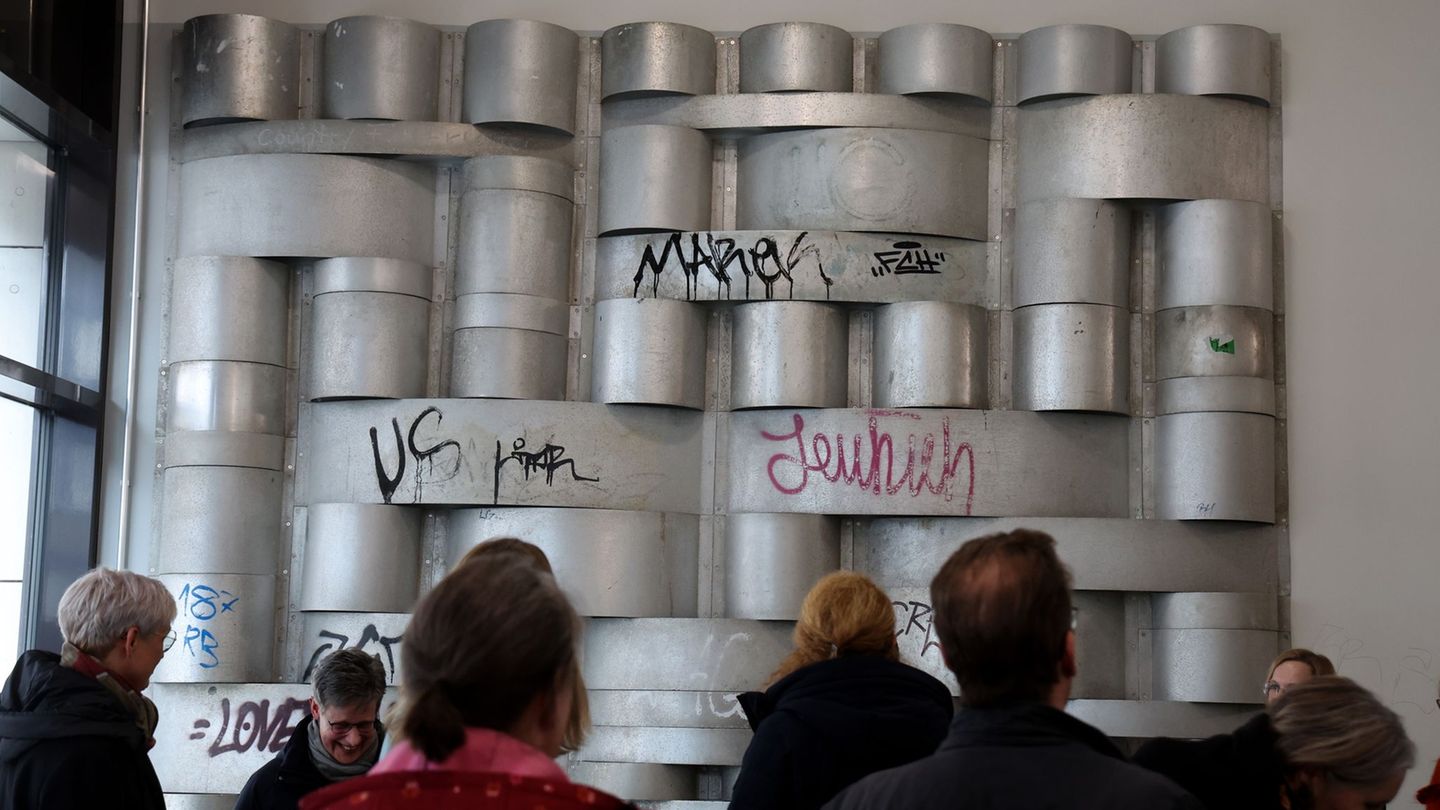 Kunstwerke aus der DDR wie dieses Aluminium-Relief prägen auch heute noch das Stadtbild Neubrandenburgs. Foto: Bernd Wüstneck/dp