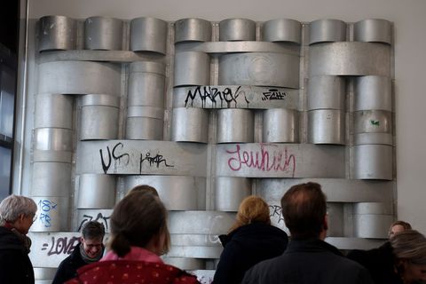 Kunstwerke aus der DDR wie dieses Aluminium-Relief prägen auch heute noch das Stadtbild Neubrandenburgs. Foto: Bernd Wüstneck/dp