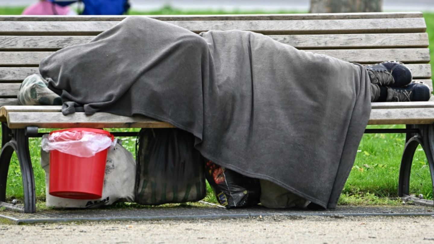 Obdachloser auf einer Bank