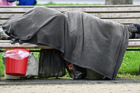 Obdachloser auf einer Bank