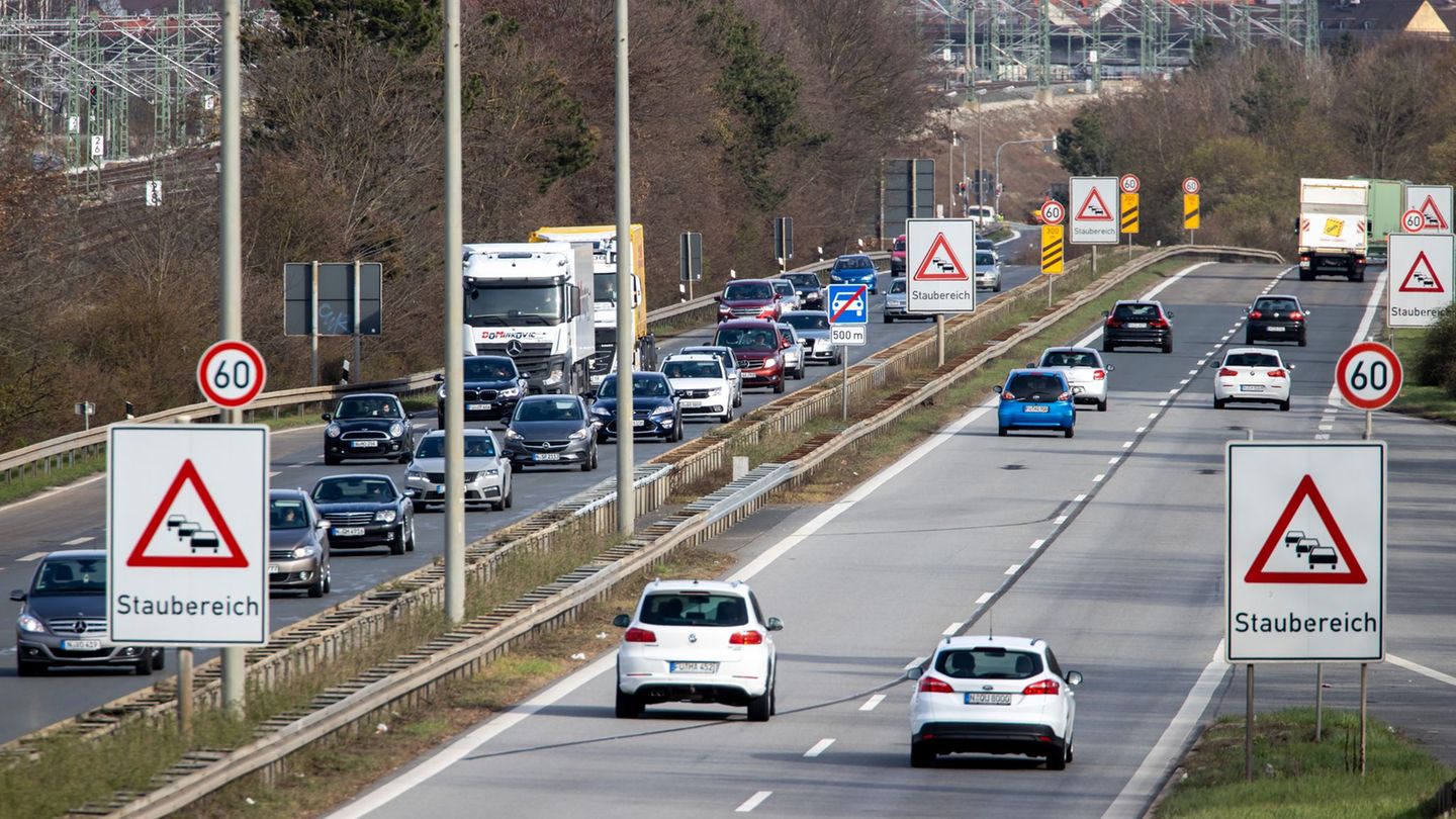 Lebensgefährliche Aktion: Auf diese Straße warfen die Täter die Steine und Platten. (Archivbild) Foto: Daniel Karmann/dpa
