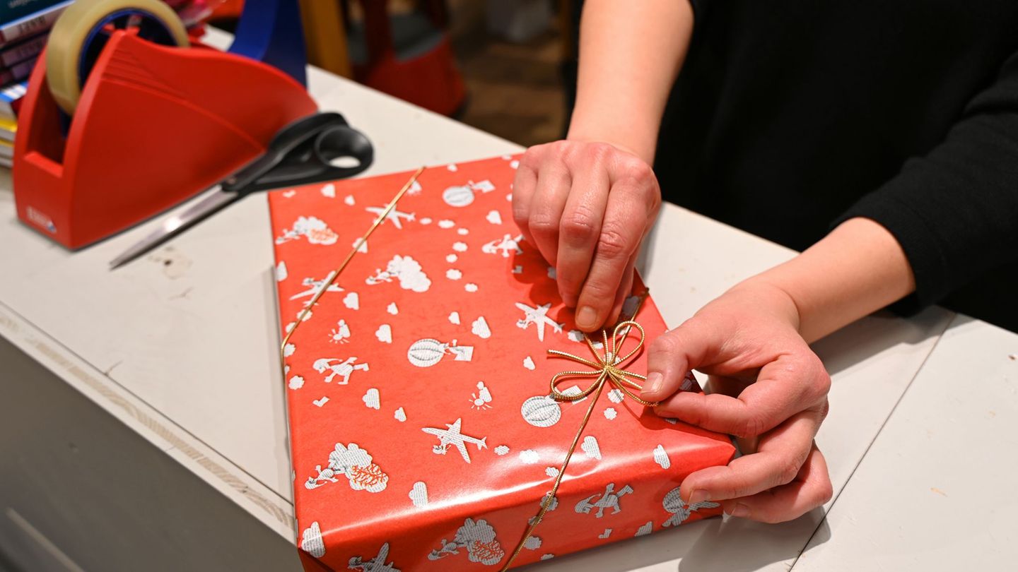 Das Diakonische Werk Hamburg sammelt Weihnachtsgeschenke für Menschen in Not. (Symbolbild) Foto: Elisa Schu/dpa