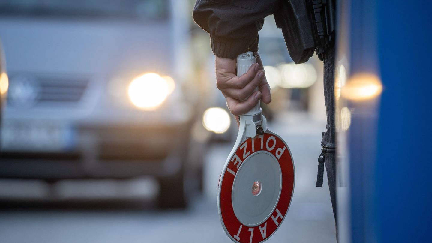 An der Grenze erzählen sie den Beamten von ihrem Einkauf. (Symbolbild) Foto: Harald Tittel/dpa