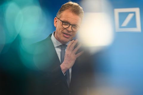 Deutsche-Bank-Chef Christian Sewing hatte die Führung des größten deutschen Geldhauses im Jahr 2018 in einer langen und tiefen K