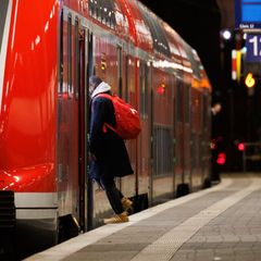 Der Rhein-Main-Verkehrsverbund (RMV) hat seinen neuen Fahrplan vorgestellt. (Archivbild) Foto: Lando Hass/dpa
