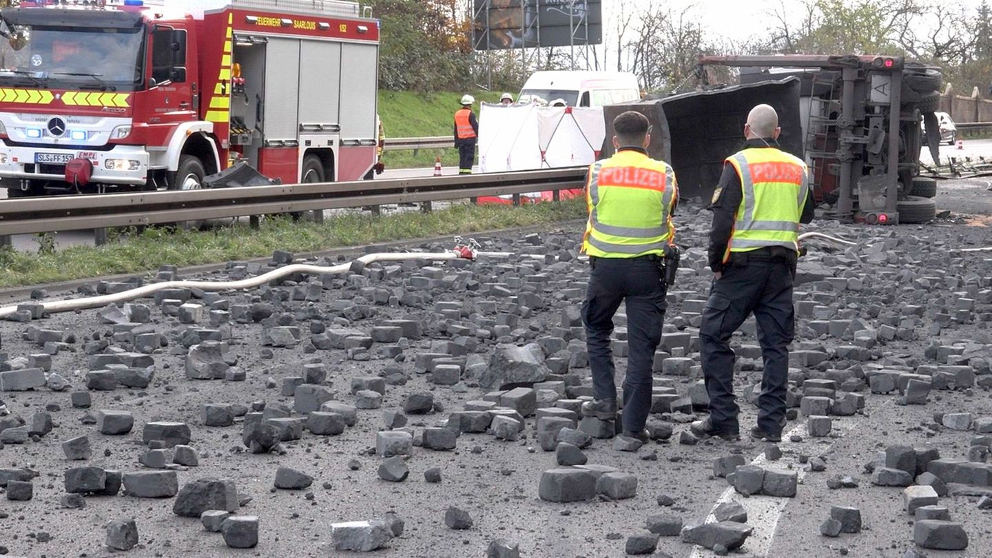 Nach dem Unfall war die Autobahn an der Unfallstelle stundenlang gesperrt. Foto: Thorsten Kremers/dpa