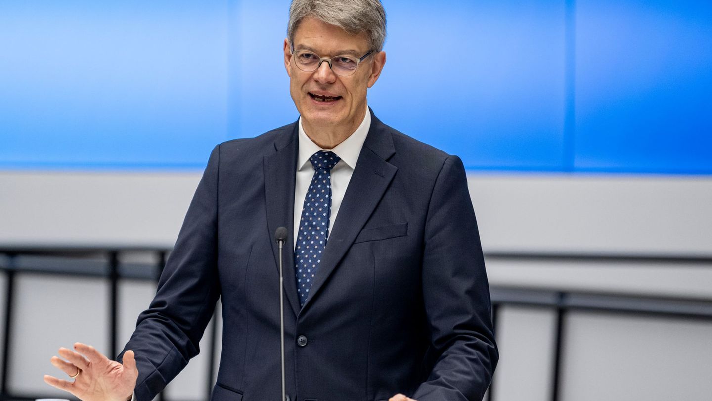 Schnieder machte sich in Ludwigshafen unter anderem ein Bild vom fortschreitenden Hochstraßenbau. (Archivbild) Foto: Fabian Somm