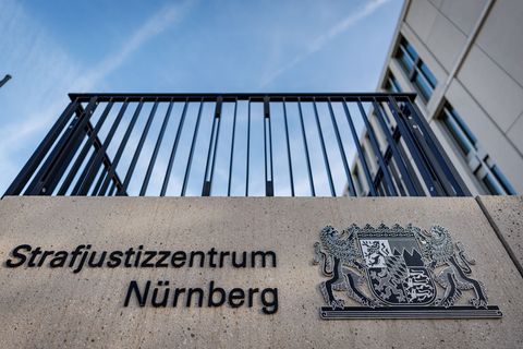 Die Angeklagten sollen mit dem illegalen Arzneimittel-Handel dem Staat einen Schaden von mehr als 1,56 Millionen Euro verursacht