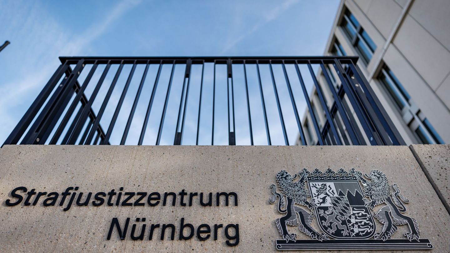 Die Angeklagten sollen mit dem illegalen Arzneimittel-Handel dem Staat einen Schaden von mehr als 1,56 Millionen Euro verursacht