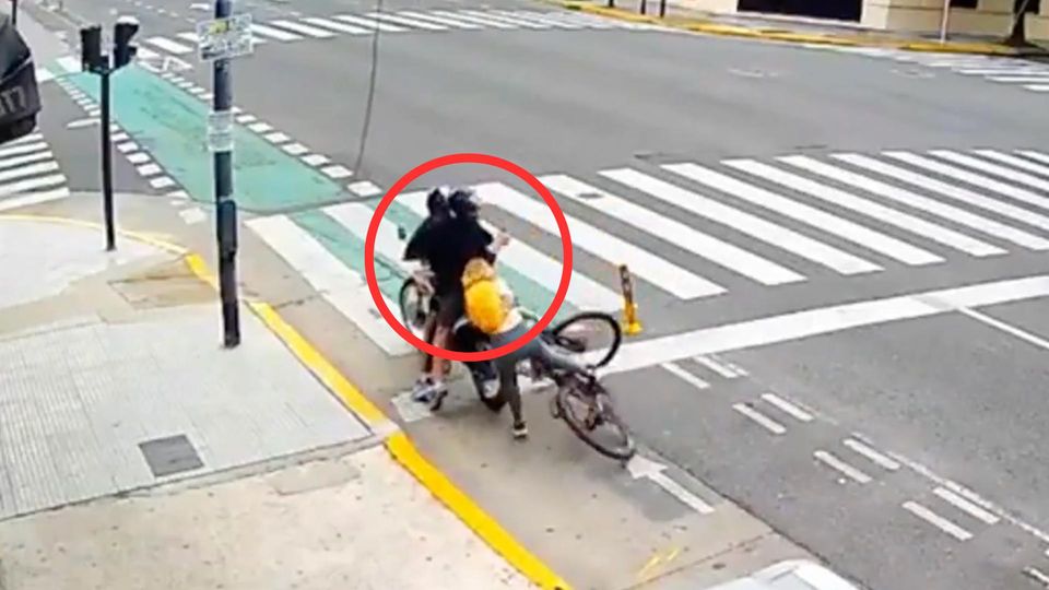 Kameras filmen Raubversuch – doch Touristin wehrt sich entschlossen