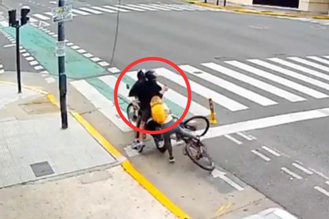 Kameras filmen Raubversuch – doch Touristin wehrt sich entschlossen