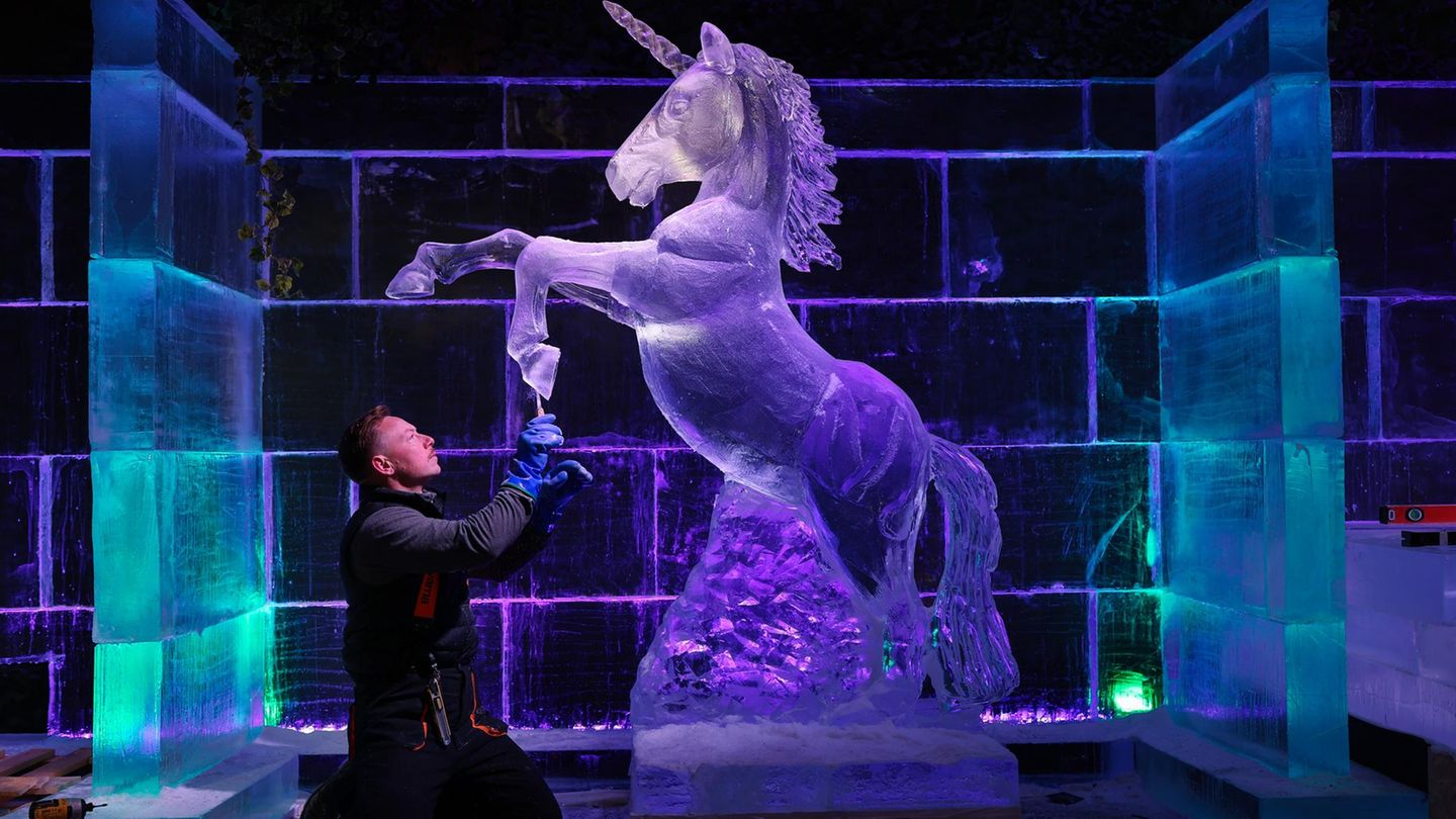 Edinburgh, Schottland. Auch die Schotten lieben Weihnachtsmärkte und die Adventszeit. Deshalb ist das ganze Stadtzentrum der schottischen Hauptstadt in weihnachtlichen Glanz getauft – ein großer Markt bietet Stände mit reichlich Essen und Trinken, Karussells, Aufführungen, Schlittschuhbahn auf der Straße und das Schloss der Eiskönigin mit zahlreichen Skulpturen aus Eis. Da darf das Einhorn nicht fehlen