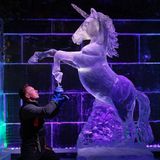 Edinburgh, Schottland. Auch die Schotten lieben Weihnachtsmärkte und die Adventszeit. Deshalb ist das ganze Stadtzentrum der schottischen Hauptstadt in weihnachtlichen Glanz getauft – ein großer Markt bietet Stände mit reichlich Essen und Trinken, Karussells, Aufführungen, Schlittschuhbahn auf der Straße und das Schloss der Eiskönigin mit zahlreichen Skulpturen aus Eis. Da darf das Einhorn nicht fehlen