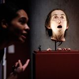 London, Großbritannien. Der Filmregisseur Wes Anderson gehört zu den Ikonen seiner Branche. Seine Filme werden seit seinem Debüt "Bottle Rocket" im Jahr 1996 von Kritikern und treuen Fans regelmäßig abgefeiert. Das Londoner Design Museum widmet dem Künstler aktuell eine eigene Ausstellung, die einen Überblick über sein Werk bietet. Anderson stellte sein persönliches Archiv zur Verfügung – da kann man schon mal den Kopf verlieren wie Serge Xs Schwester im Film "The Grand Budapest Hotel"