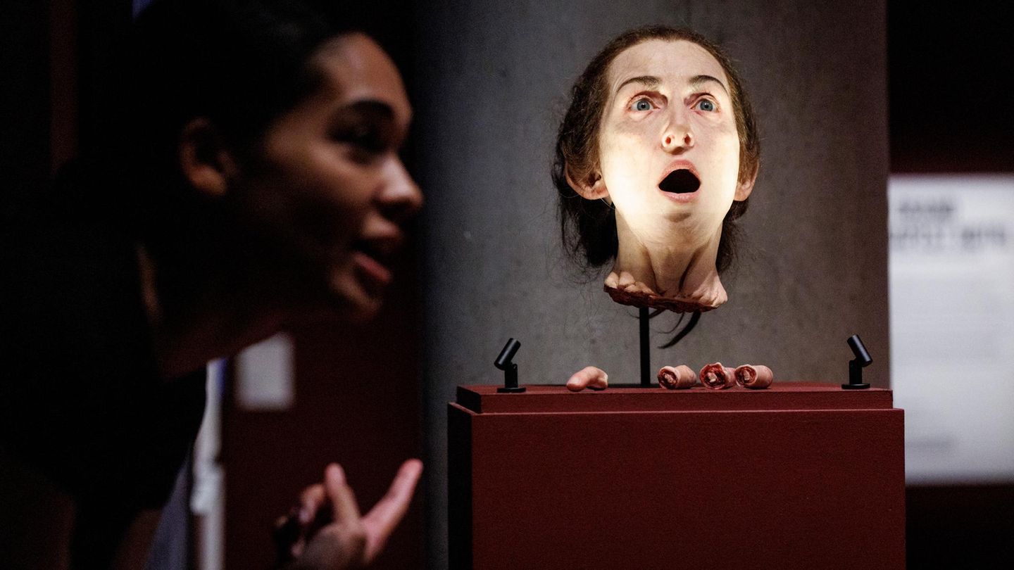 London, Großbritannien. Der Filmregisseur Wes Anderson gehört zu den Ikonen seiner Branche. Seine Filme werden seit seinem Debüt "Bottle Rocket" im Jahr 1996 von Kritikern und treuen Fans regelmäßig abgefeiert. Das Londoner Design Museum widmet dem Künstler aktuell eine eigene Ausstellung, die einen Überblick über sein Werk bietet. Anderson stellte sein persönliches Archiv zur Verfügung – da kann man schon mal den Kopf verlieren wie Serge Xs Schwester im Film "The Grand Budapest Hotel"