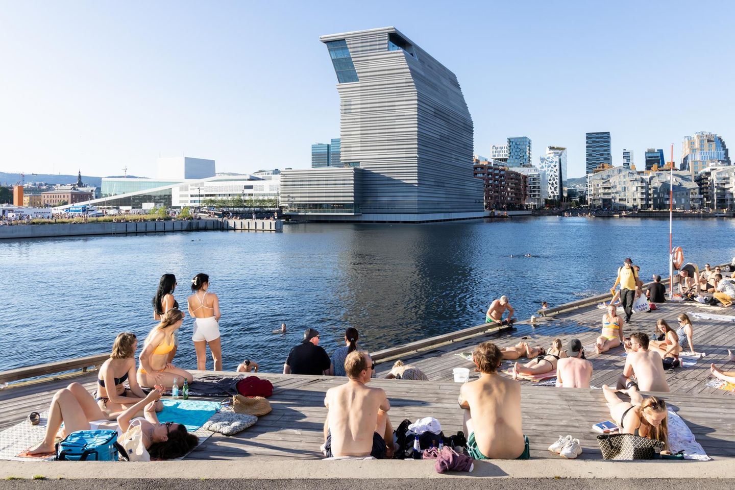 Menschen auf einer Terrasse am Wasser