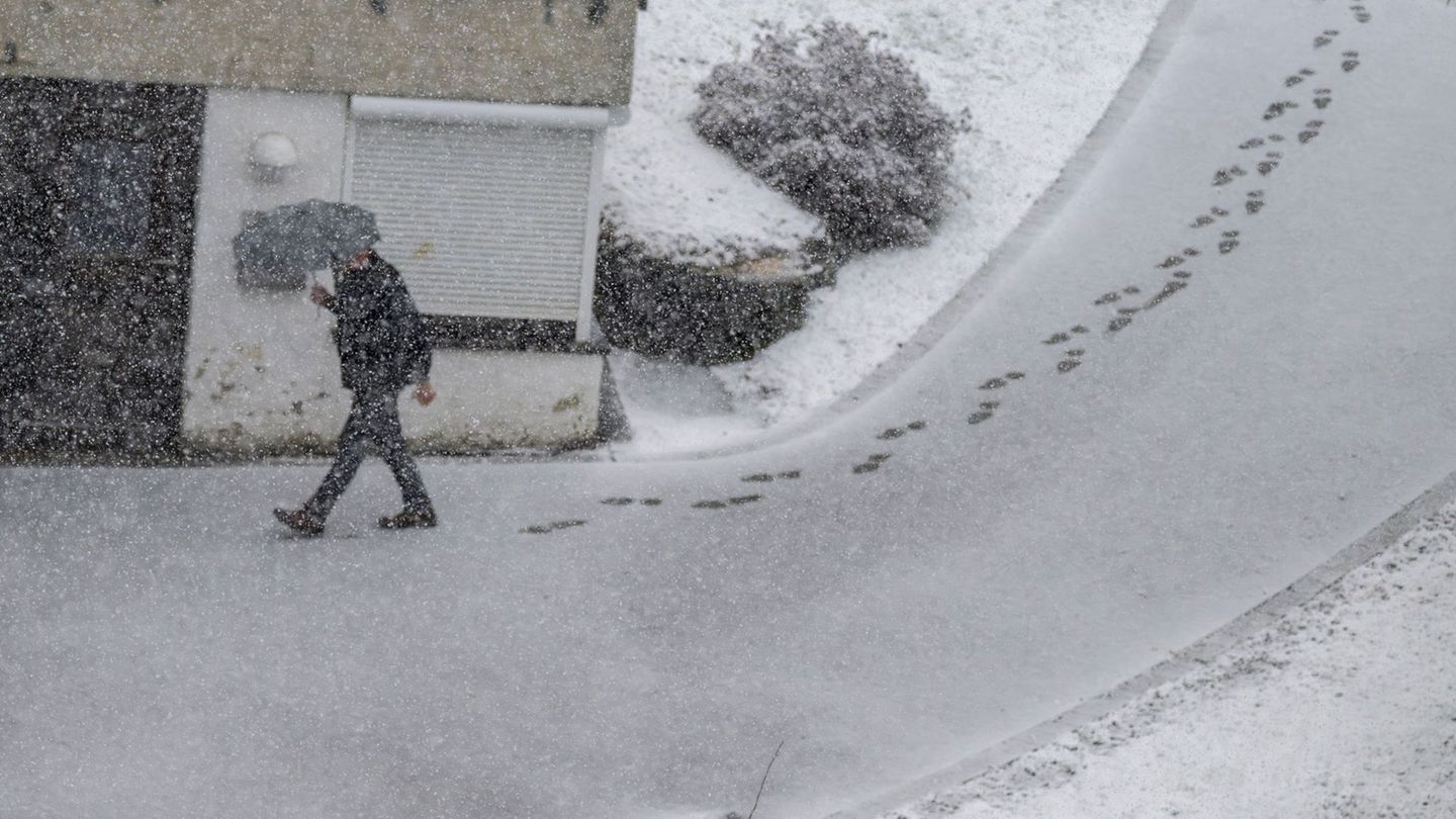Im Allgäu blieb der Schnee zwischenzeitlich auch auf Straßen liegen. Foto: Peter Kneffel/dpa