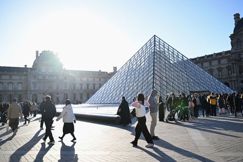 Für wenige Minuten hing im Louvre ein Bild, das zwei Tiktoker dort kurzerhand angebracht haben. (Archivbild) Foto: Emma Da Silva