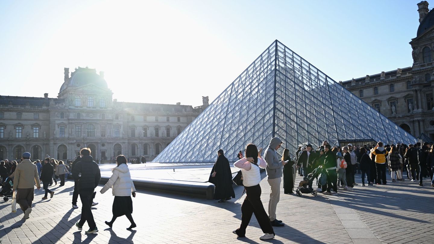 Für wenige Minuten hing im Louvre ein Bild, das zwei Tiktoker dort kurzerhand angebracht haben. (Archivbild) Foto: Emma Da Silva