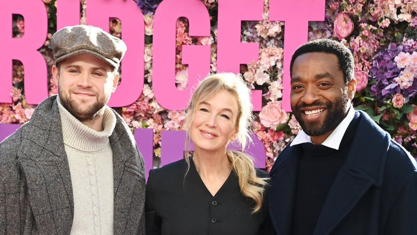 Renée Zellweger zwischen ihren "Bridget Jones"-Kollegen Leo Woodall (l.) und Chiwetel Ejiofor.