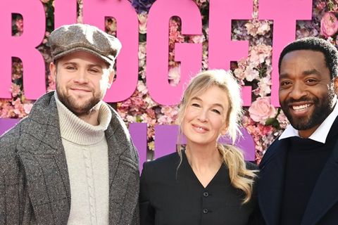 Renée Zellweger zwischen ihren "Bridget Jones"-Kollegen Leo Woodall (l.) und Chiwetel Ejiofor.