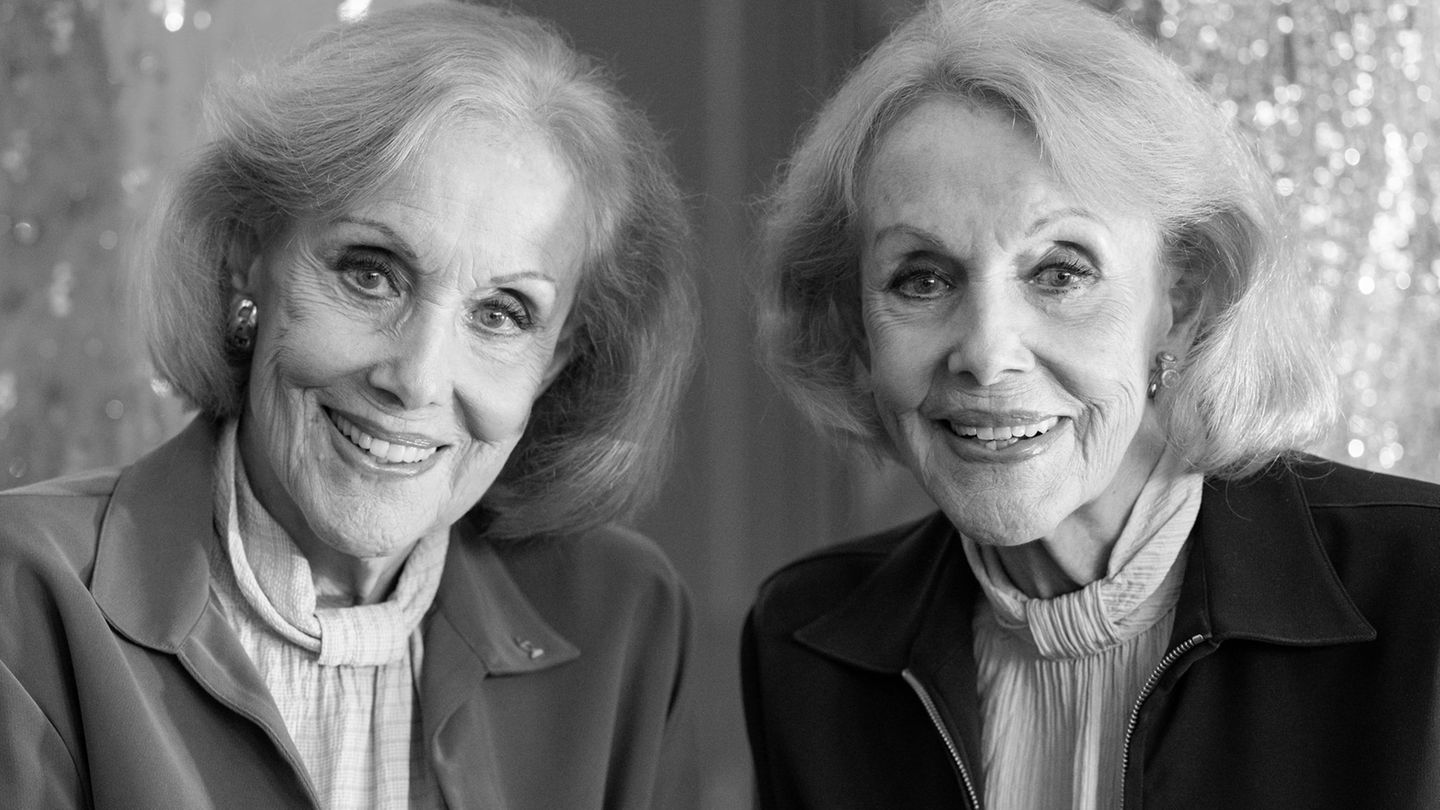 Alice (l.) und Ellen Kessler wurden als Sängerinnen und Tänzerinnen international berühmt. (Archivbild) Foto: Lennart Preiss/dpa