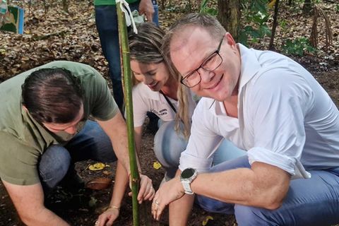 Bundesumweltminister Carsten Schneider pflanzt mit dem Bürgermeister von Belém, Igor Normando (l), einen Baum