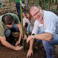 Bundesumweltminister Carsten Schneider pflanzt mit dem Bürgermeister von Belém, Igor Normando (l), einen Baum