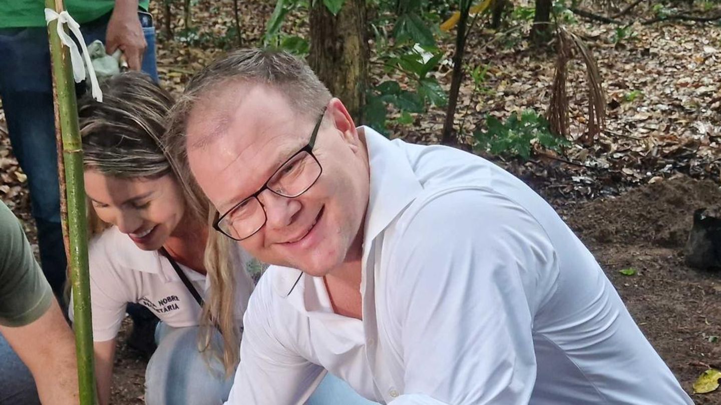 Bundesumweltminister Carsten Schneider pflanzt mit dem Bürgermeister von Belém, Igor Normando (l), einen Baum