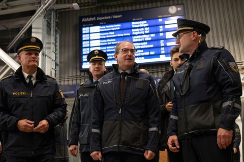 Am Münchner Hauptbahnhof war Bundesinnenminister Alexander Dobrindt (CSU) dabei. (Archivfoto) Foto: Peter Kneffel/dpa