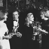Weltstars unter sich: Die Kessler-Zwillinge übergeben Catherine Deneuve (2.v.r.) und Yves Montand den Bambi 1976 im Ballsaal des Bayerischen Hofes in München