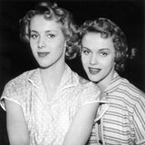 Die Kessler-Zwillinge 1955 in München. Damals sind sie erst 19 Jahre alt, stehen aber schon seit drei Jahren als professionelle Tänzerinnen auf der Bühne