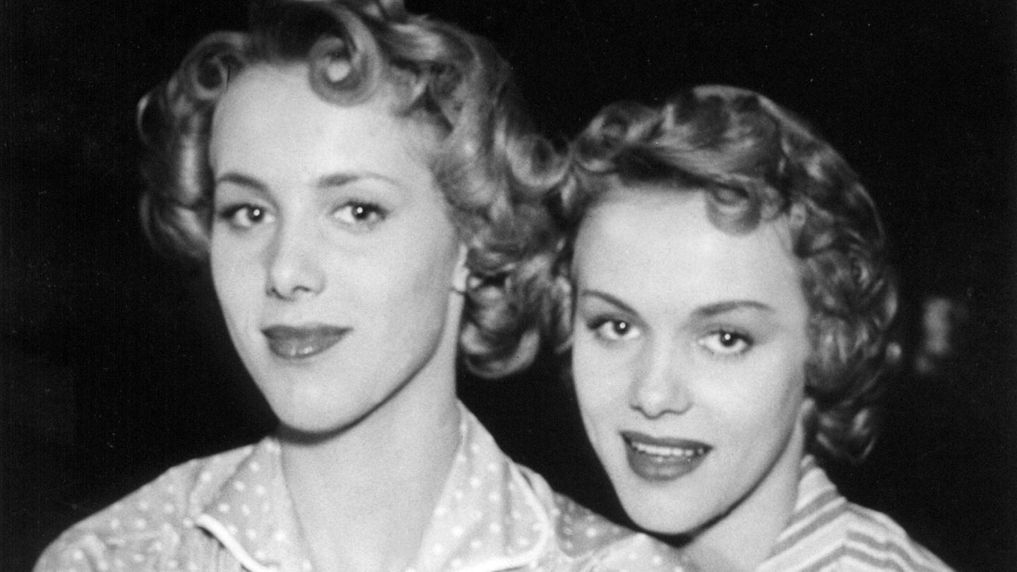 Die Kessler-Zwillinge 1955 in München. Damals sind sie erst 19 Jahre alt, stehen aber schon seit drei Jahren als professionelle Tänzerinnen auf der Bühne