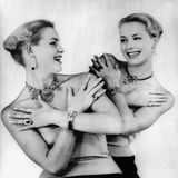 Das erste größere Engagement führt sie in das Lido nach Paris. Die Aufnahme oben stammt aus dem Jahr 1956. Aufgewachsen sind Ellen und Alice in Tauche bei Leipzig, wo der ehrgeizige Vater sie mit sechs Jahren auf eine Ballettschule schickt. 1952 flieht die Familie zum Vater nach Düsseldorf, der dort schon lebt