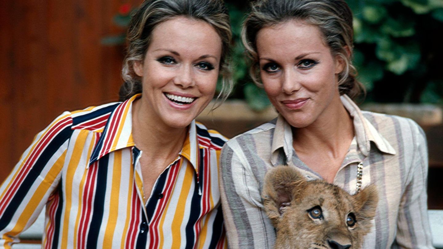 Die Star-Zwillinge 1970 mit einem Löwenjungen