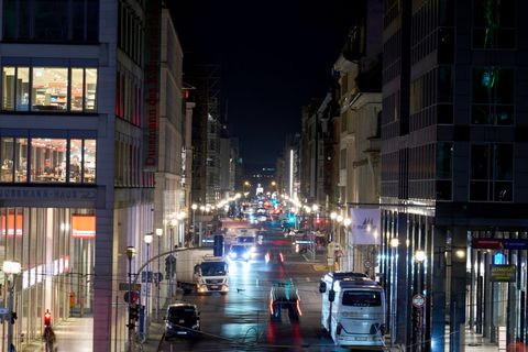 Die Friedrichstraße in Berlin soll nach dem Willen des Senats attraktiver werden. Foto: Annette Riedl/dpa