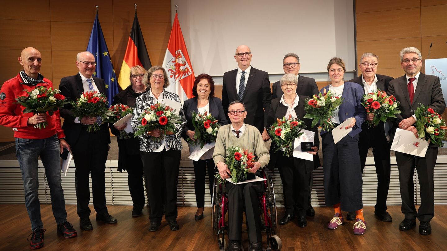 Brandenburgs Ministerpräsident Dietmar Woidke (SPD) hat Verdienstmedaillen an elf Männer und Frauen verliehen (Handout). Foto: A