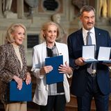 Im Juli 2025 haben sie einen letzten großen Auftritt. Markus Söder, Ministerpräsident von Bayern, verleiht den Zwillingen den Bayerischen Verdienstorden