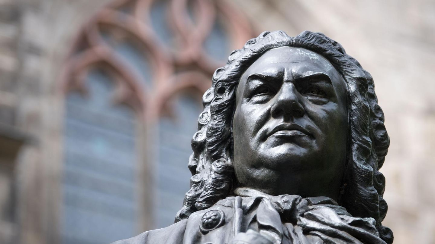 Das Denkmal für Komponist Johann Sebastian Bach vor der Thomaskirche in Leipzig