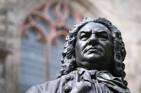 Das Denkmal für Komponist Johann Sebastian Bach vor der Thomaskirche in Leipzig