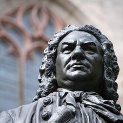 Das Denkmal für Komponist Johann Sebastian Bach vor der Thomaskirche in Leipzig