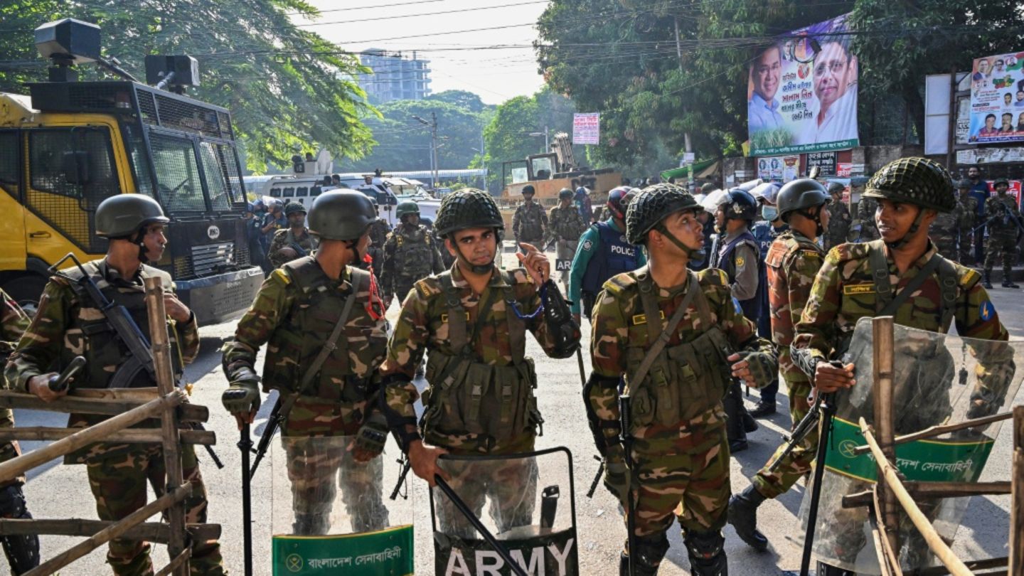 Sicherheitskräfte in Dhaka am Tag der Urtailsverkündung